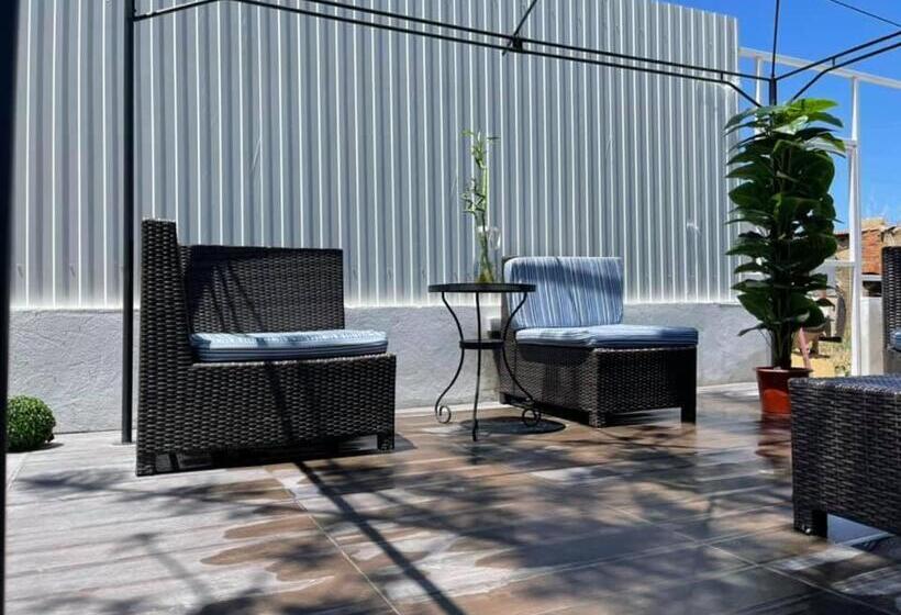 پانسیون Kerart House