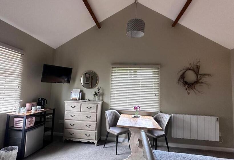 تختخواب و صبحانه White House Farm Beautiful Self Contained Courtyard Rooms