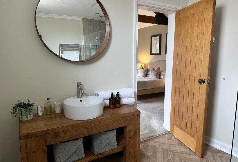 تختخواب و صبحانه White House Farm Beautiful Self Contained Courtyard Rooms