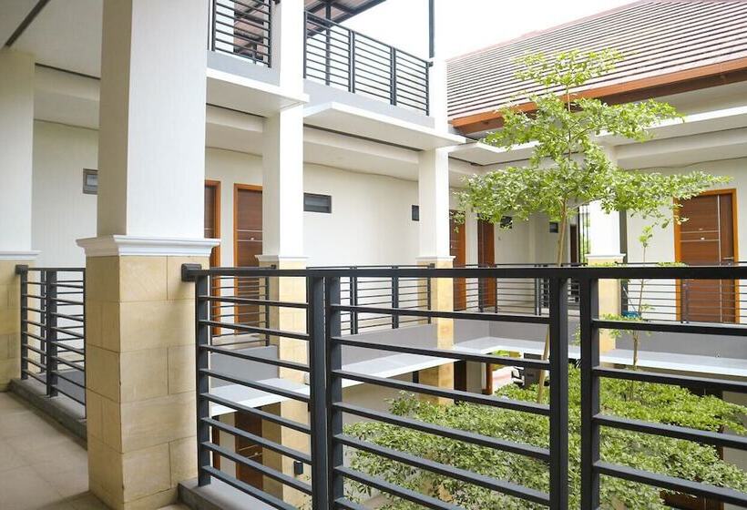 Отель Urban Fendi S Tirtodipuran