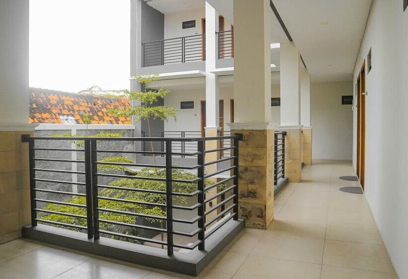 Отель Urban Fendi S Tirtodipuran