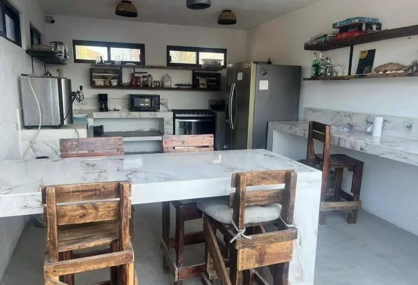 ペンション Casa Arrecife Tortuga 3, Beach Is Steps Away! Fast Internet, Private Cozy Room!