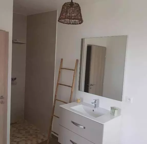 تختخواب و صبحانه La Kazanou