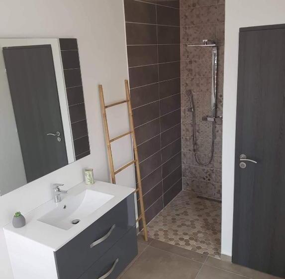 تختخواب و صبحانه La Kazanou