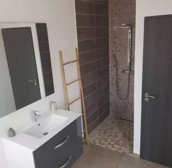 تختخواب و صبحانه La Kazanou