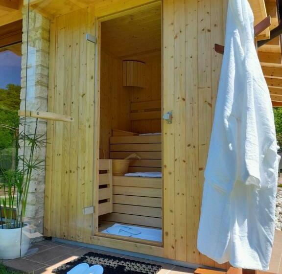 ベッドアンドブレックファースト Miravallesuites