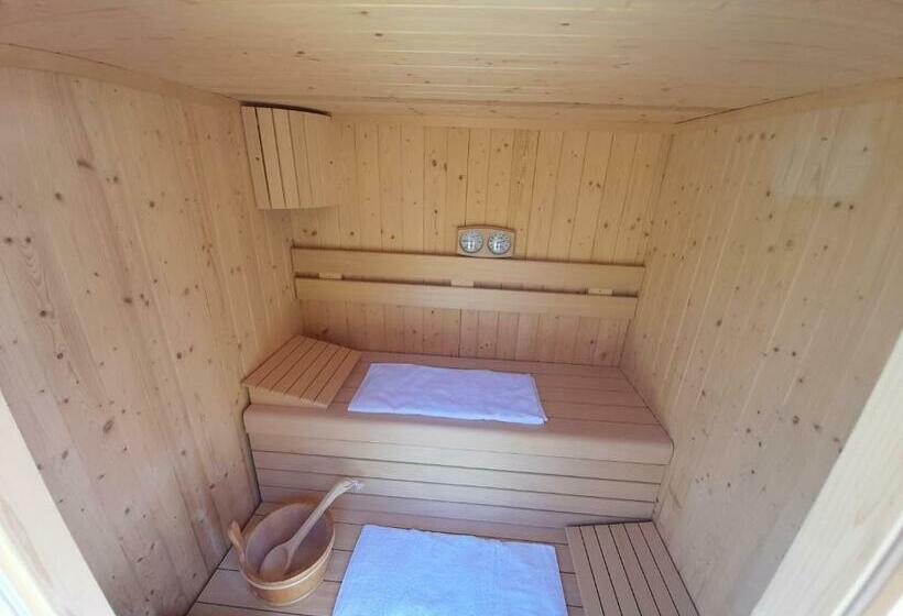 ベッドアンドブレックファースト Miravallesuites