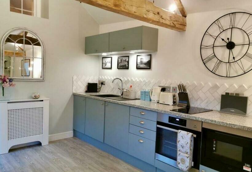 پانسیون The Stables