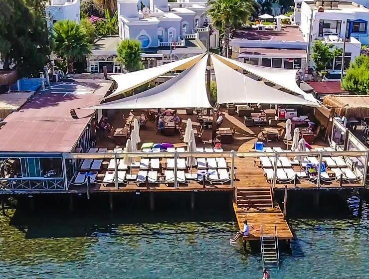 Отель Art Suites