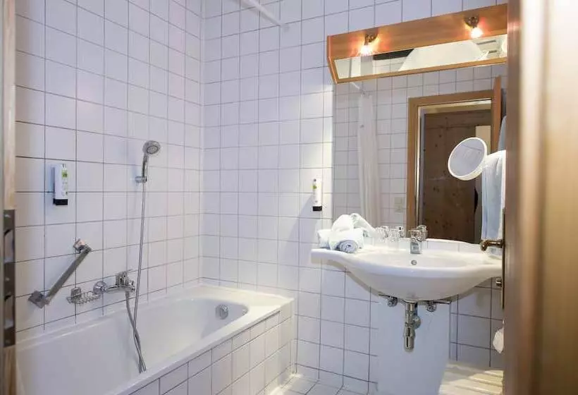 ホテル Gutshof Wolfgangsee Resort & Event