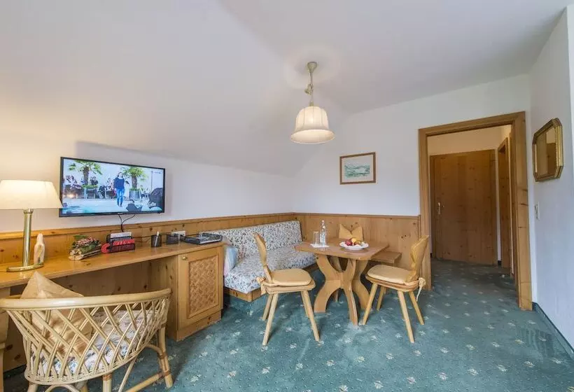 ホテル Gutshof Wolfgangsee Resort & Event