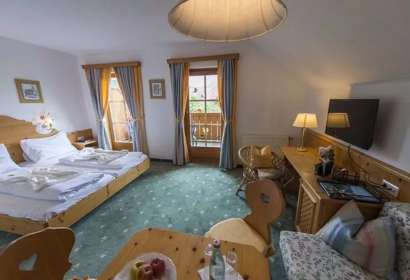 ホテル Gutshof Wolfgangsee Resort & Event