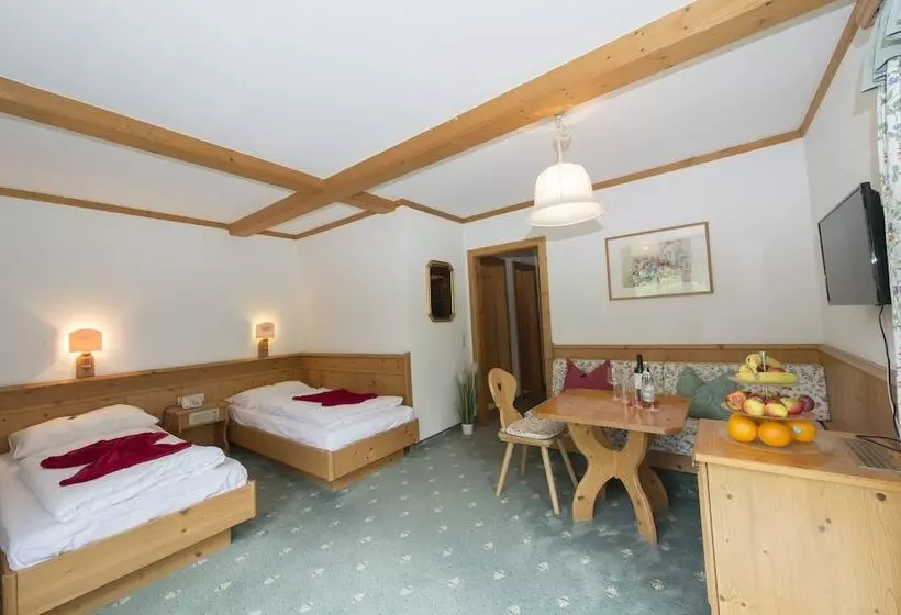 ホテル Gutshof Wolfgangsee Resort & Event