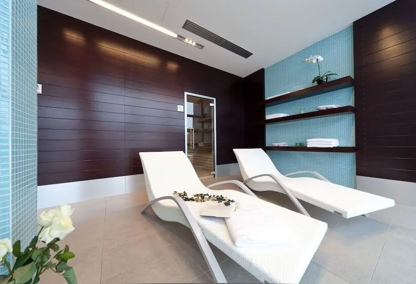 Hotelli Rmh Modena Des Arts