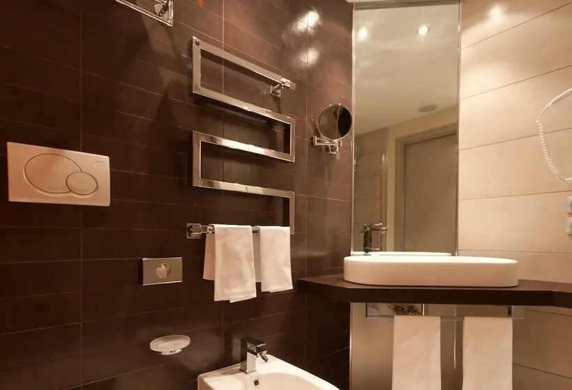 Hotelli Rmh Modena Des Arts