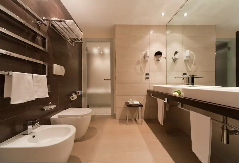 Hotelli Rmh Modena Des Arts