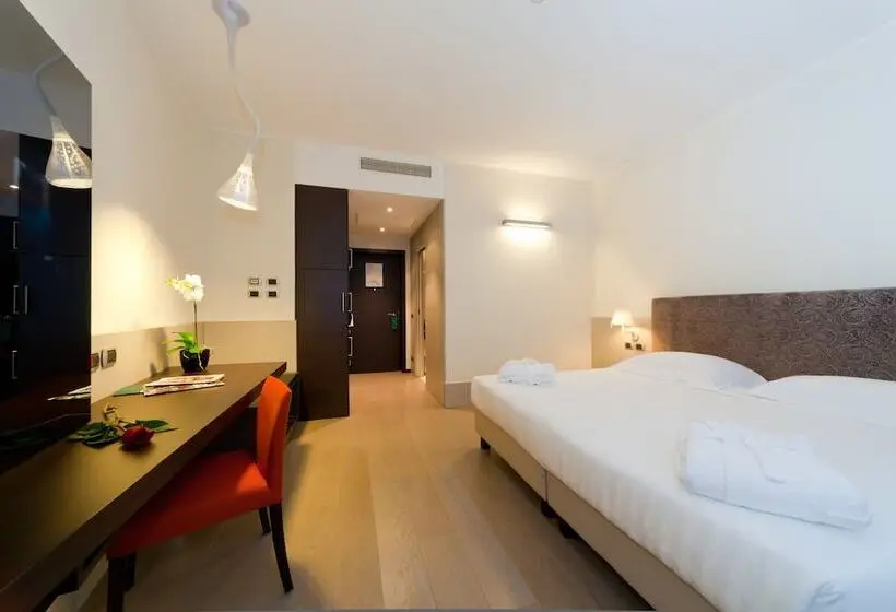 Hotelli Rmh Modena Des Arts