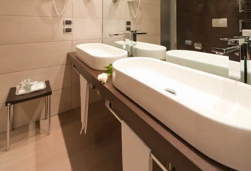 Hotelli Rmh Modena Des Arts