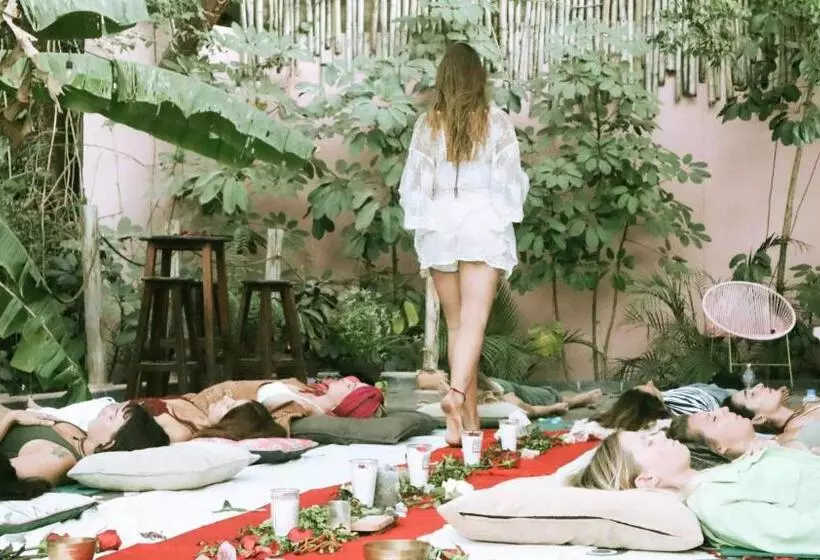 Retkeilymaja My Sisters House   Female Only