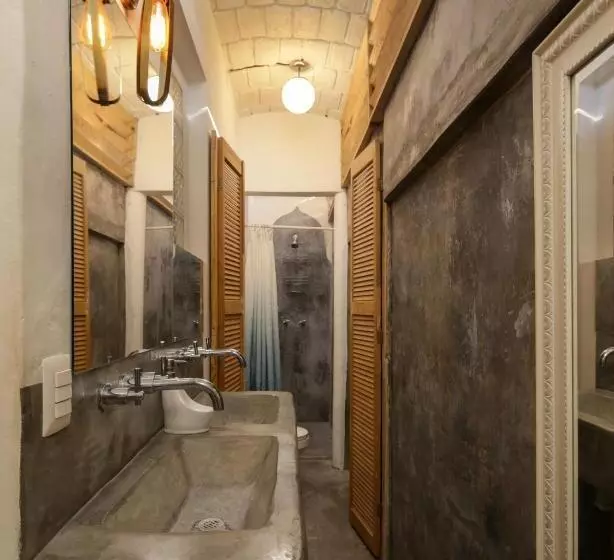 Retkeilymaja My Sisters House   Female Only