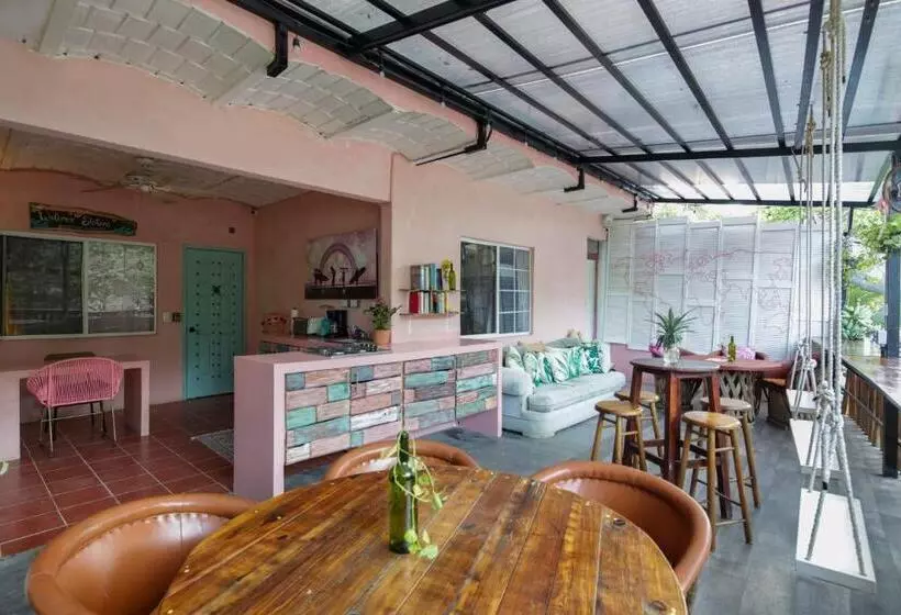 Retkeilymaja My Sisters House   Female Only