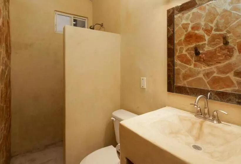 Retkeilymaja My Sisters House   Female Only