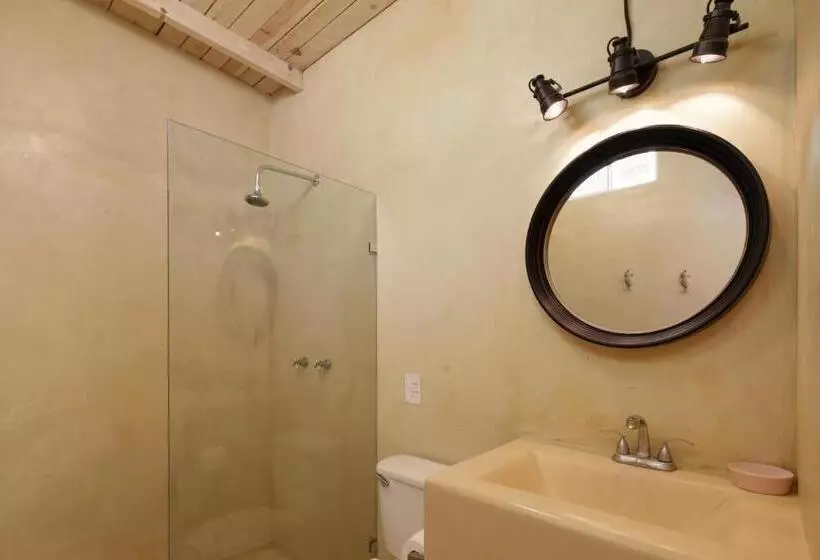 Retkeilymaja My Sisters House   Female Only