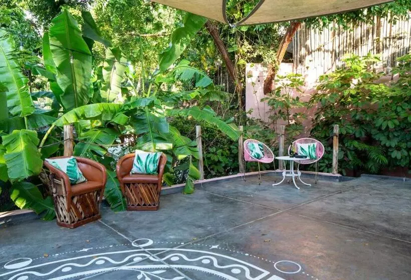 Retkeilymaja My Sisters House   Female Only