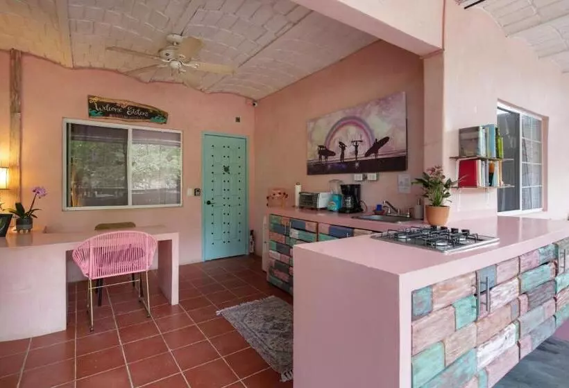 Retkeilymaja My Sisters House   Female Only