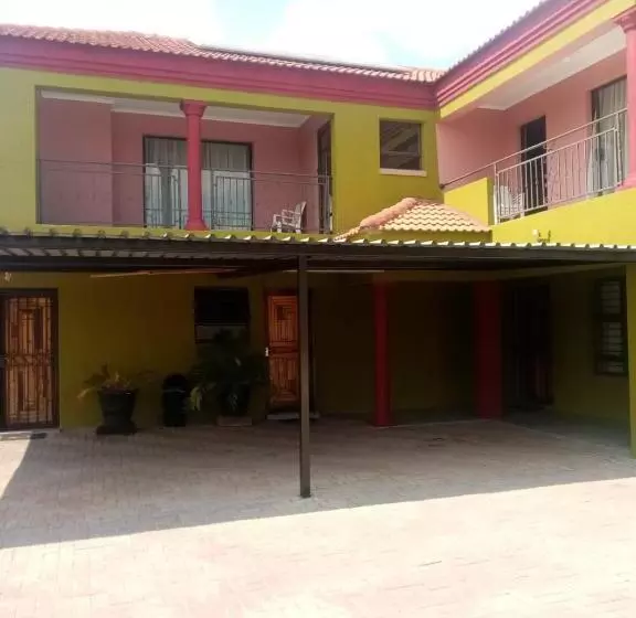 Aamiaismajoitus (B&B) Jubie S Guest Lodge