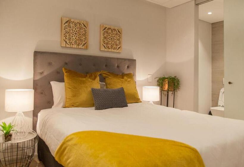 בית מלון כפרי 117 On Strand Luxury Apartments