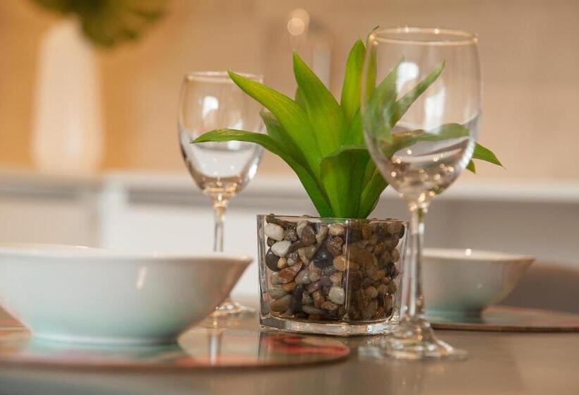 בית מלון כפרי 117 On Strand Luxury Apartments