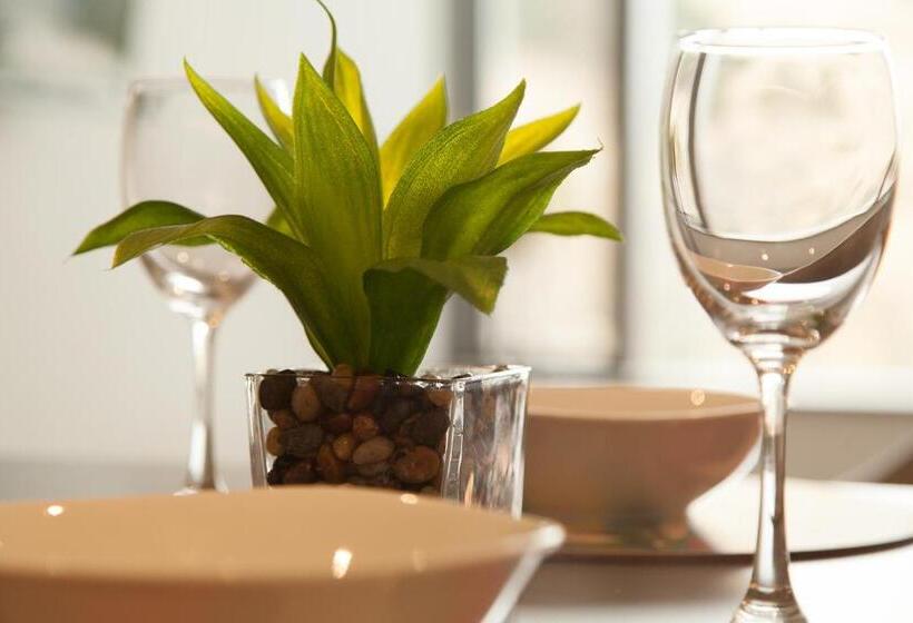 בית מלון כפרי 117 On Strand Luxury Apartments