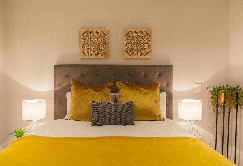 בית מלון כפרי 117 On Strand Luxury Apartments