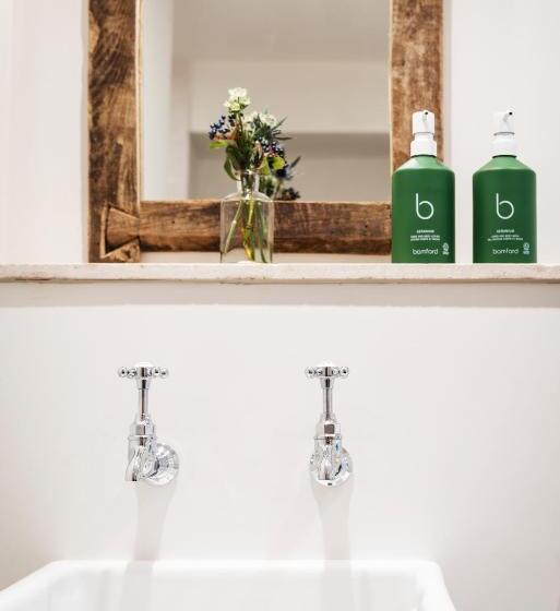 旅馆 The Maytime Inn