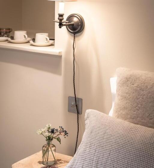 旅馆 The Maytime Inn