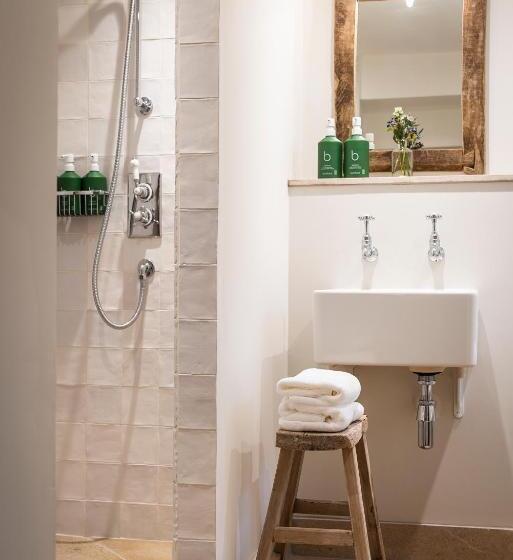 旅馆 The Maytime Inn