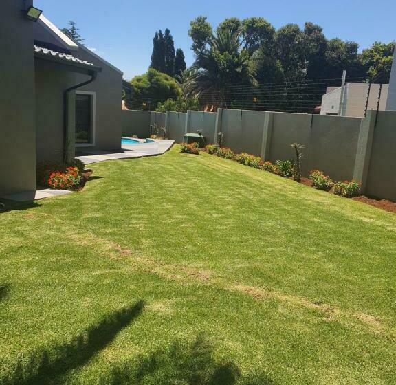 پانسیون Urlyfstyle Cottage 10km From Or Tambo Int Airport