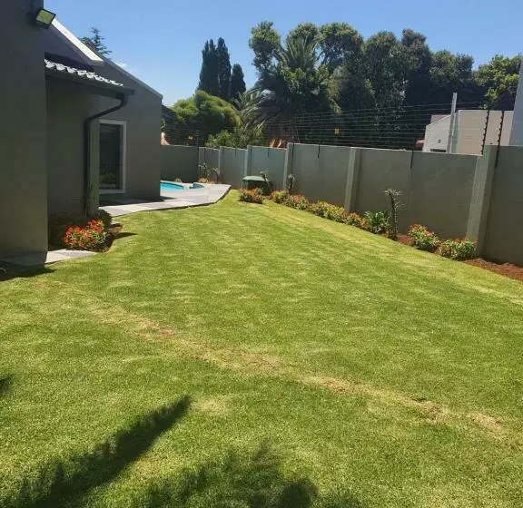 پانسیون Urlyfstyle Cottage 10km From Or Tambo Int Airport