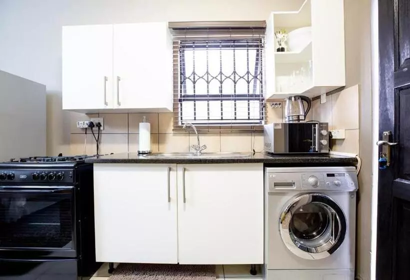 پانسیون Urlyfstyle Cottage 10km From Or Tambo Int Airport