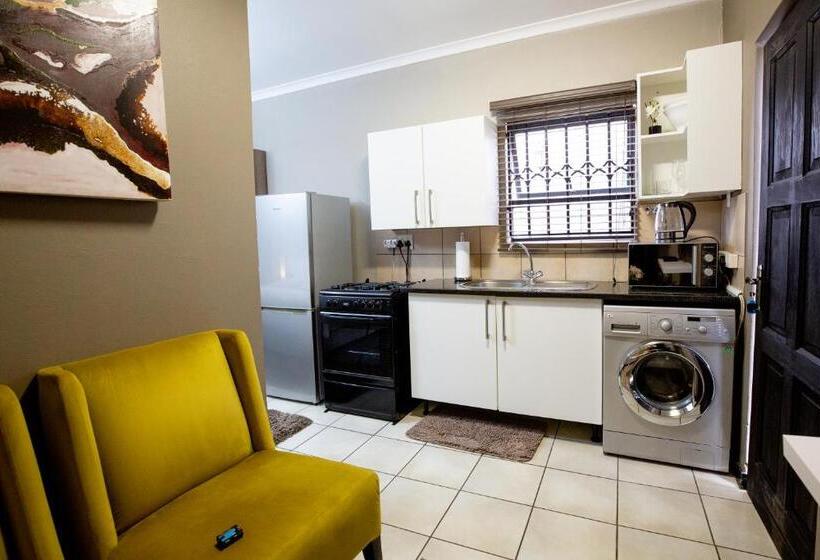 پانسیون Urlyfstyle Cottage 10km From Or Tambo Int Airport