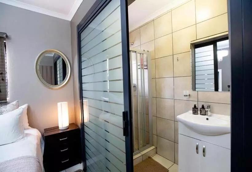 پانسیون Urlyfstyle Cottage 10km From Or Tambo Int Airport