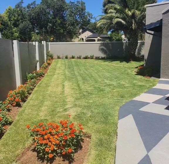 پانسیون Urlyfstyle Cottage 10km From Or Tambo Int Airport