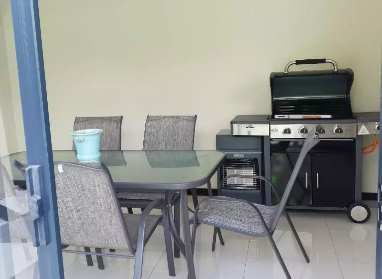 پانسیون Urlyfstyle Cottage 10km From Or Tambo Int Airport