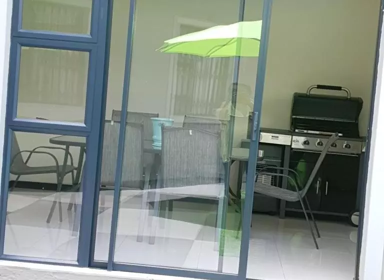 پانسیون Urlyfstyle Cottage 10km From Or Tambo Int Airport