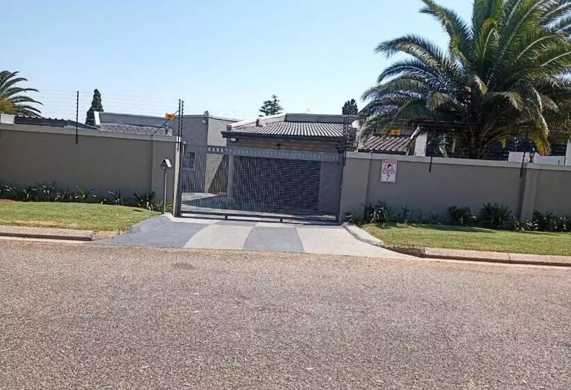 پانسیون Urlyfstyle Cottage 10km From Or Tambo Int Airport