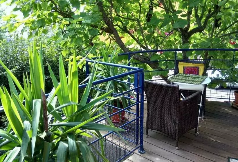 Majatalo A L Ombre Des Catalpas