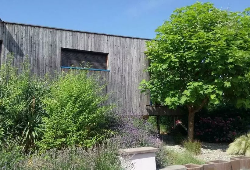 Majatalo A L Ombre Des Catalpas