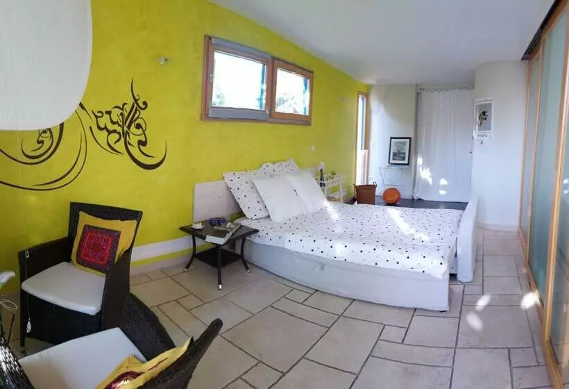 Majatalo A L Ombre Des Catalpas