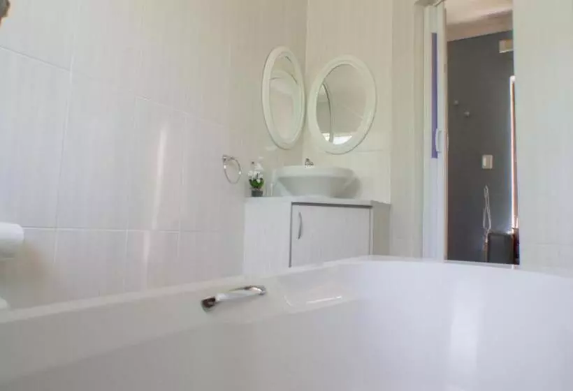 پانسیون Seroloana Guest House